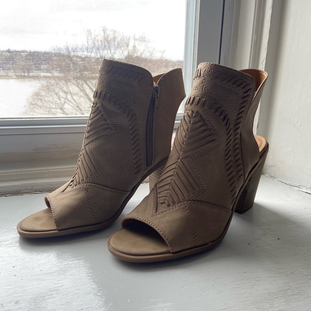 Universal Thread Healed Booties